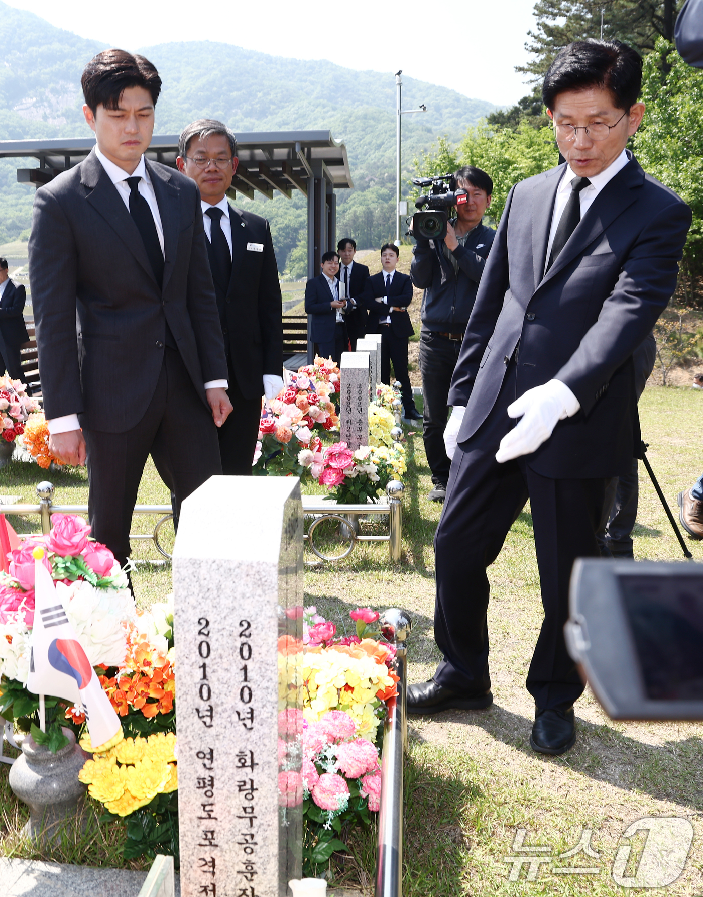 (대전=뉴스1) 김민지 기자 = 김문수 국민의힘 대통령 후보가 12일 대전 유성구 국립대전현충원 제2연평해전·연평도 포격전 전사자 묘역을 찾아 참배하고 있다. 왼쪽은 김용태 비상대 …