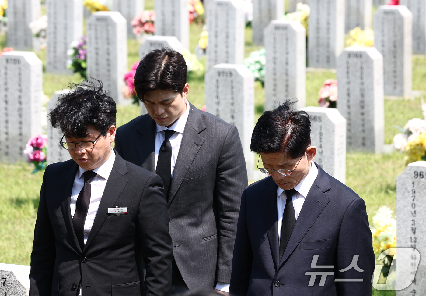 (대전=뉴스1) 김민지 기자 = 김문수 국민의힘 대통령 후보가 12일 대전 유성구 국립대전현충원에서 고 한주호 준위의 묘역을 찾아 참배하고 있다. 2025.5.12/뉴스1