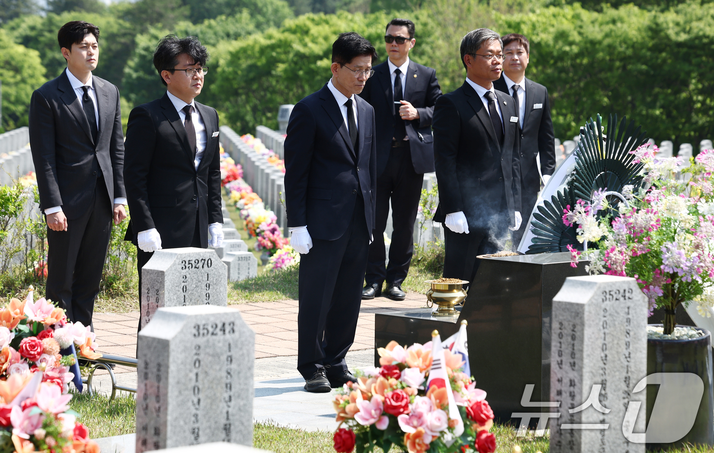(대전=뉴스1) 김민지 기자 = 김문수 국민의힘 대통령 후보가 12일 대전 유성구 국립대전현충원에서 천안함 46용사 묘역묘역을 찾아 참배하고 있다. 2025.5.12/뉴스1