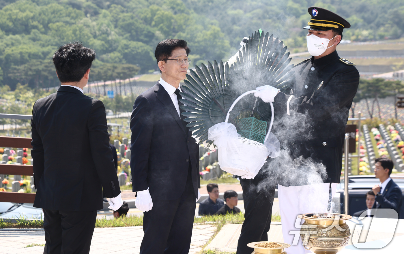 (대전=뉴스1) 김민지 기자 = 김문수 국민의힘 대통령 후보가 12일 대전 유성구 국립대전현충원 제2연평해전·연평도 포격전 전사자 묘역을 찾아 참배하고 있다. 2025.5.12/뉴 …