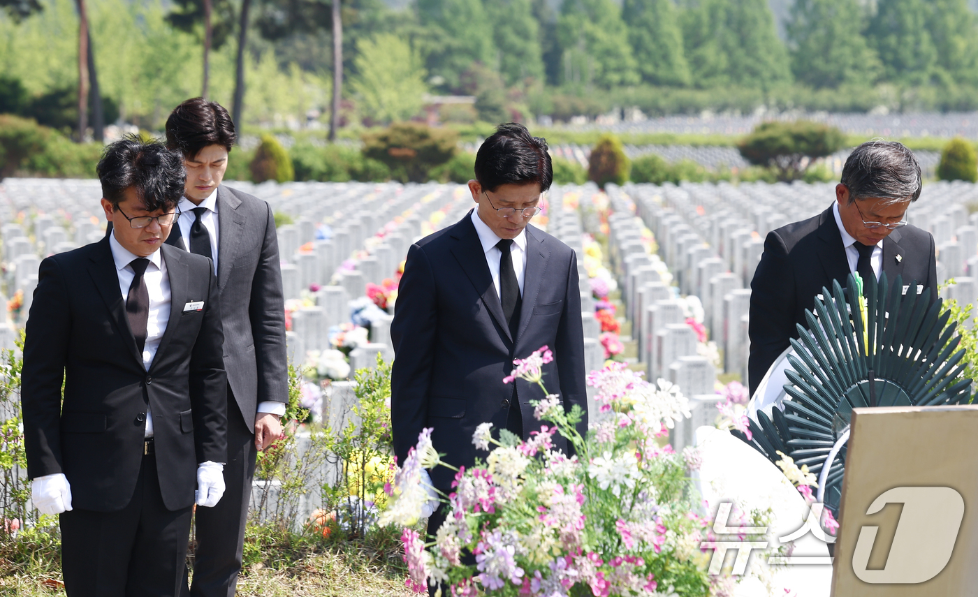 (대전=뉴스1) 김민지 기자 = 김문수 국민의힘 대통령 후보가 12일 대전 유성구 국립대전현충원에서 천안함 46용사 묘역을 찾아 참배하고 있다. 2025.5.12/뉴스1