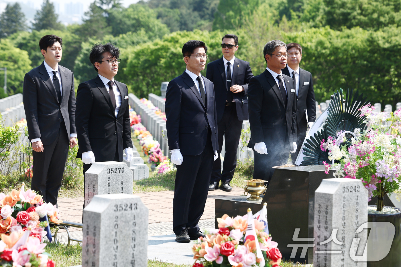 (대전=뉴스1) 김민지 기자 = 김문수 국민의힘 대통령 후보가 12일 대전 유성구 국립대전현충원에서 천안함 46용사 묘역묘역을 찾아 참배하고 있다. 2025.5.12/뉴스1