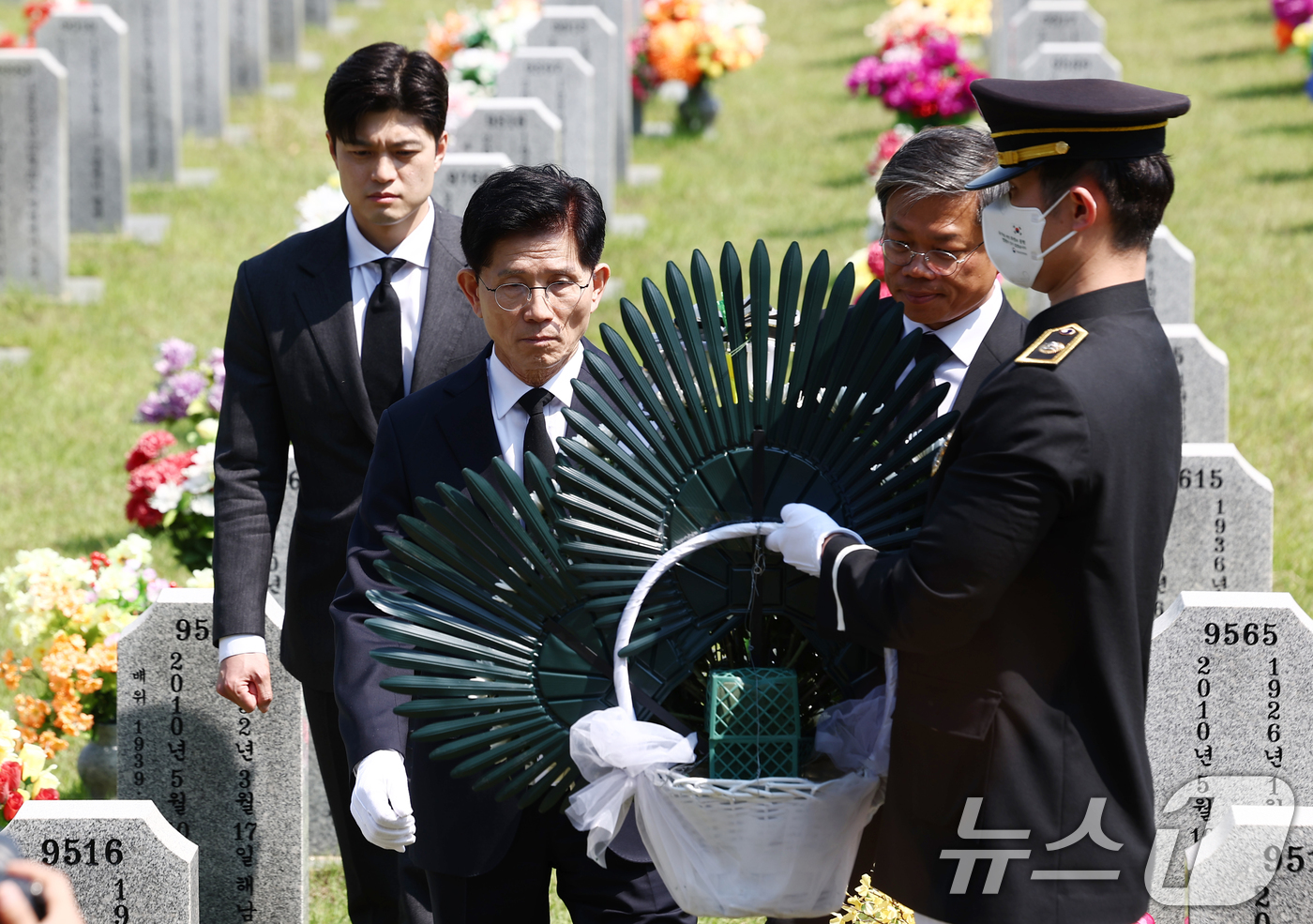 (대전=뉴스1) 김민지 기자 = 김문수 국민의힘 대통령 후보가 12일 대전 유성구 국립대전현충원에서 고 한주호 준위의 묘역을 찾아 참배하고 있다. 왼쪽은 김용태 비상대책위원장 내정 …