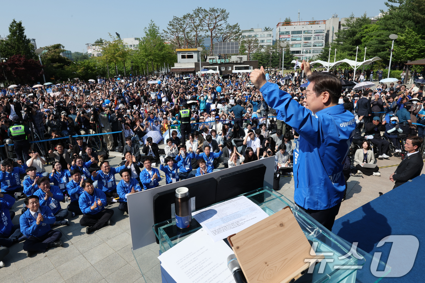 (화성=뉴스1) 안은나 기자 = 이재명 더불어민주당 대통령 후보가 제21대 대통령 선거 공식 선거운동 첫날인 12일 오후 경기 화성시 동탄 센트럴파크 음악분수중앙광장에서 연설을 마 …