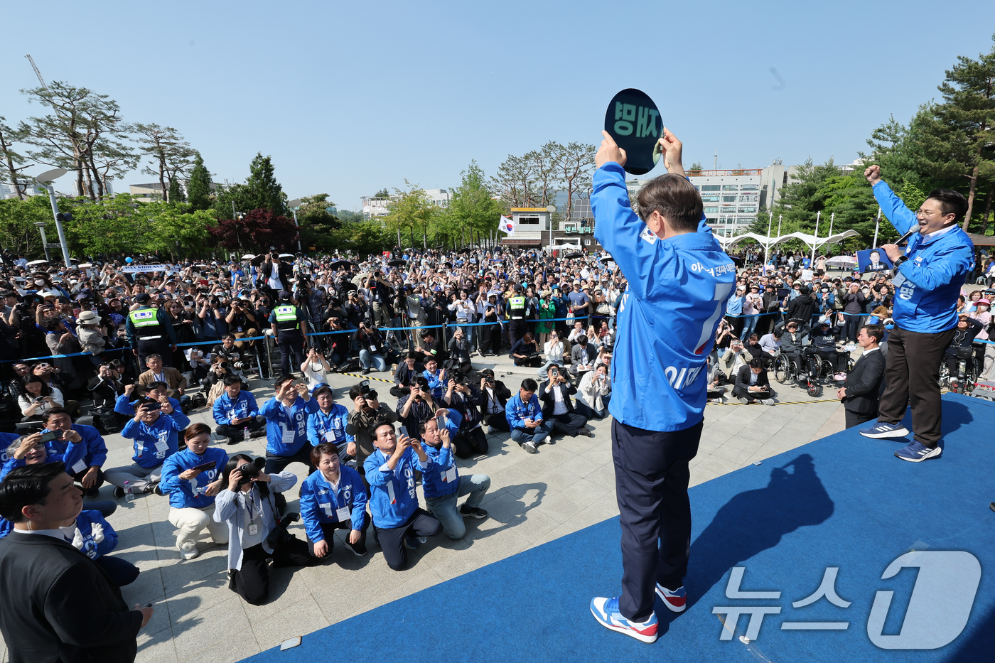 (화성=뉴스1) 안은나 기자 = 이재명 더불어민주당 대통령 후보가 제21대 대통령 선거 공식 선거운동 첫날인 12일 오후 경기 화성시 동탄 센트럴파크 음악분수중앙광장에서 '세계 1 …