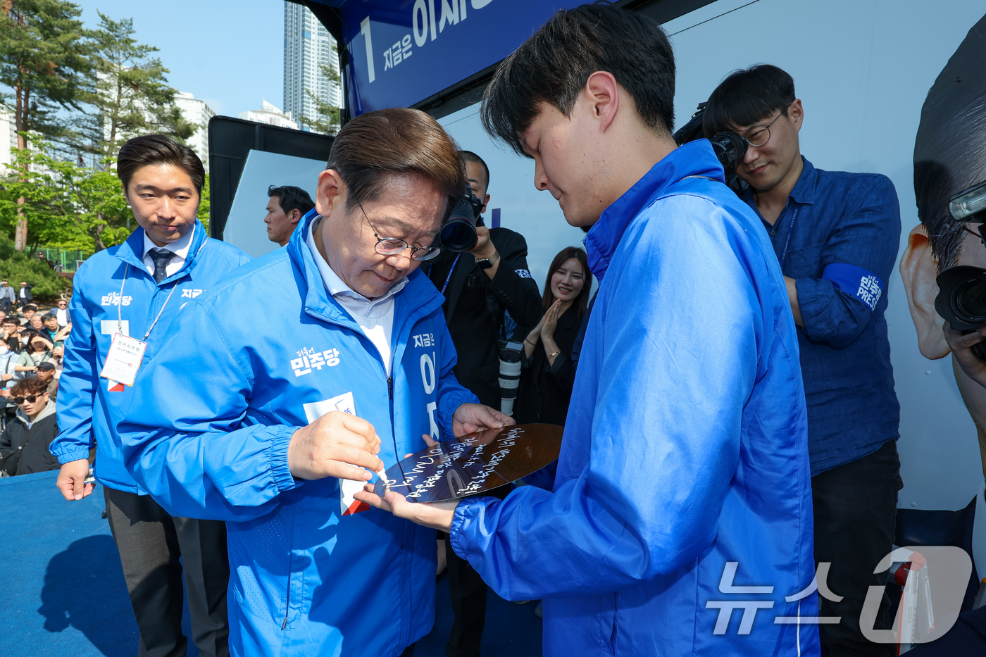 (화성=뉴스1) 안은나 기자 = 이재명 더불어민주당 대통령 후보가 제21대 대통령 선거 공식 선거운동 첫날인 12일 오후 경기 화성시 동탄 센트럴파크 음악분수중앙광장에서 반도체웨이 …