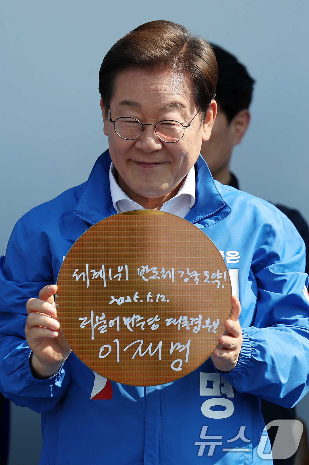 (화성=뉴스1) 안은나 기자 = 이재명 더불어민주당 대통령 후보가 제21대 대통령 선거 공식 선거운동 첫날인 12일 오후 경기 화성시 동탄 센트럴파크 음악분수중앙광장에서 '세계1위 …