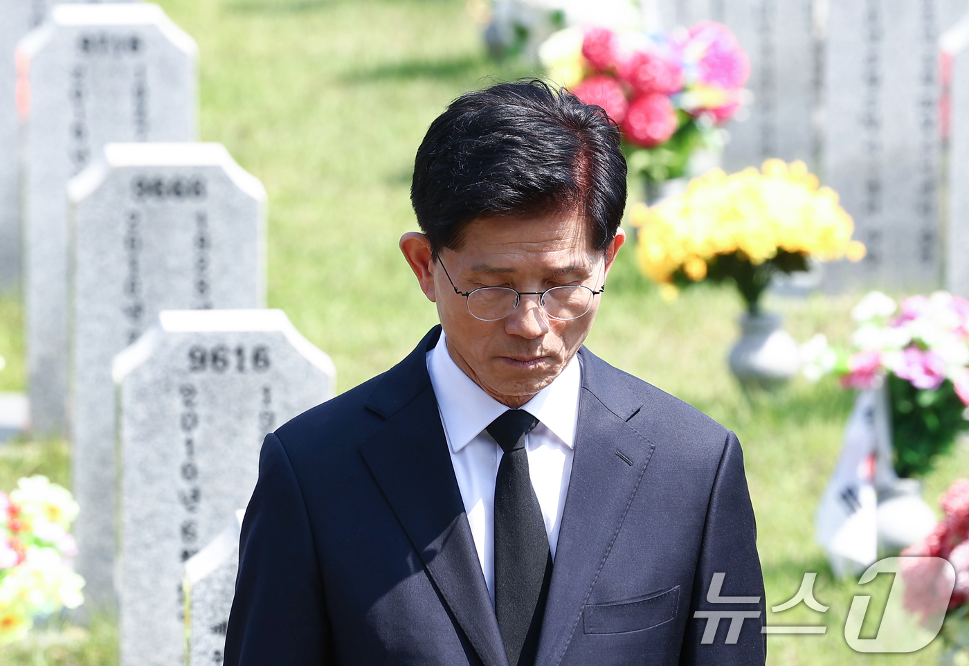 (대전=뉴스1) 김민지 기자 = 김문수 국민의힘 대통령 후보가 12일 대전 유성구 국립대전현충원에서 고 한주호 준위의 묘역을 찾아 참배하며 묵념하고 있다. 2025.5.12/뉴스1 …