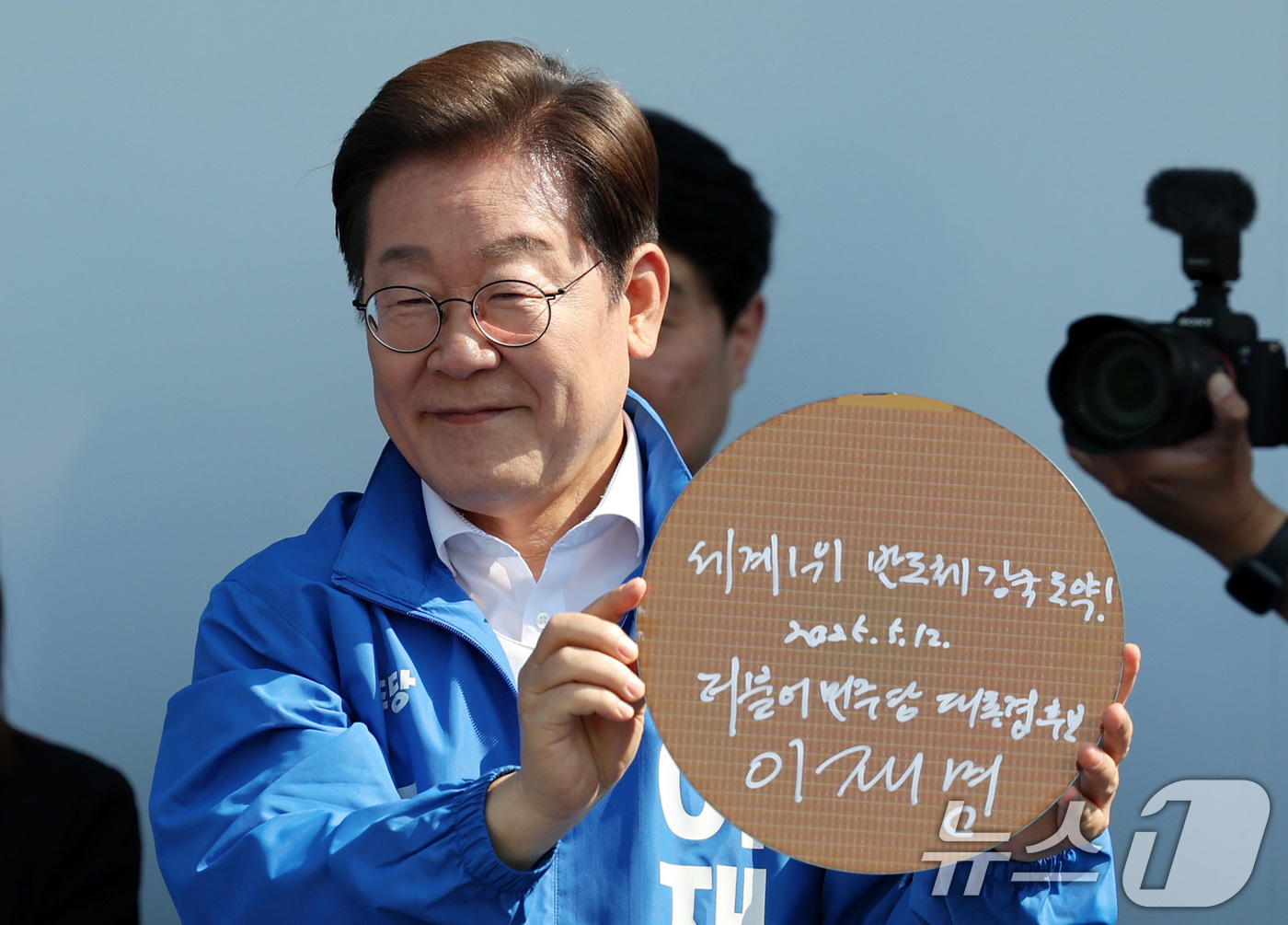 (화성=뉴스1) 안은나 기자 = 이재명 더불어민주당 대통령 후보가 제21대 대통령 선거 공식 선거운동 첫날인 12일 오후 경기 화성시 동탄 센트럴파크 음악분수중앙광장에서 '세계1위 …