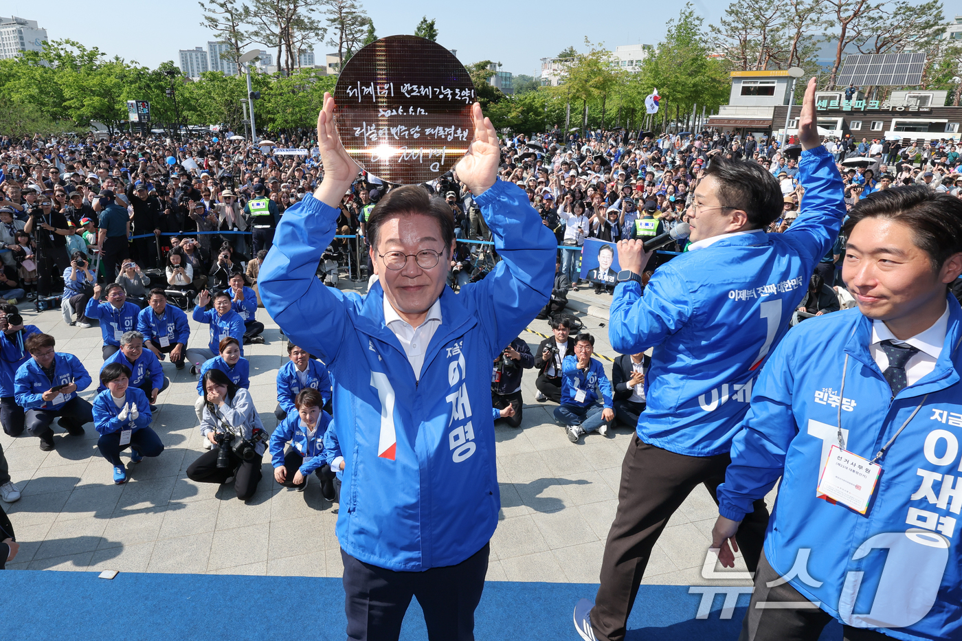 (화성=뉴스1) 안은나 기자 = 이재명 더불어민주당 대통령 후보가 제21대 대통령 선거 공식 선거운동 첫날인 12일 오후 경기 화성시 동탄 센트럴파크 음악분수중앙광장에서 '세계 1 …