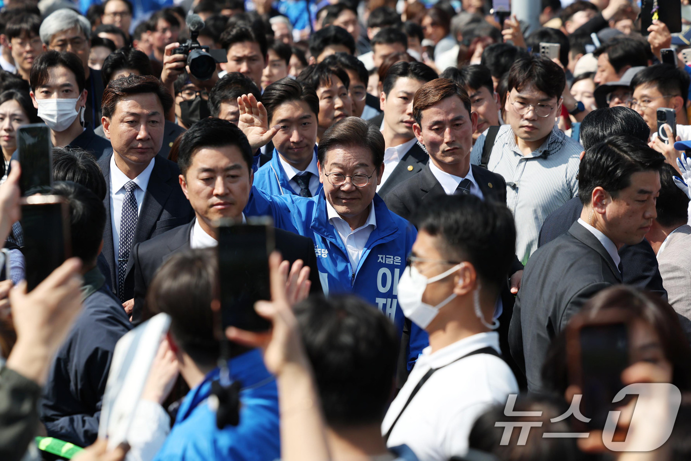 (화성=뉴스1) 안은나 기자 = 이재명 더불어민주당 대통령 후보가 제21대 대통령 선거 공식 선거운동 첫날인 12일 오후 경기 화성시 동탄 센트럴파크 음악분수중앙광장에서 열린 집중 …