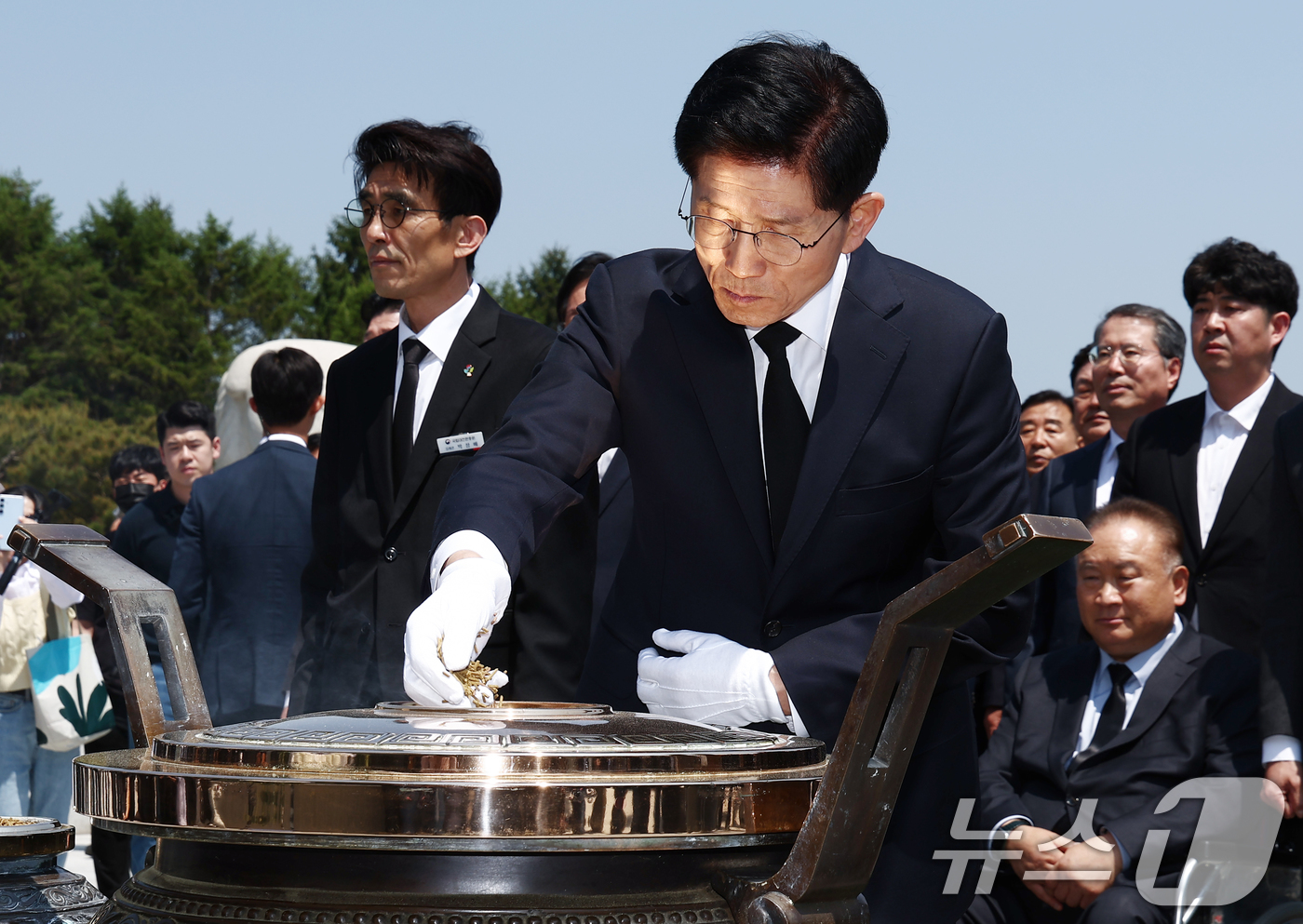 (대전=뉴스1) 김민지 기자 = 김문수 국민의힘 대통령 후보가 12일 대전 유성구 국립대전현충원 현충탑에서 분향하고 있다. 2025.5.12/뉴스1