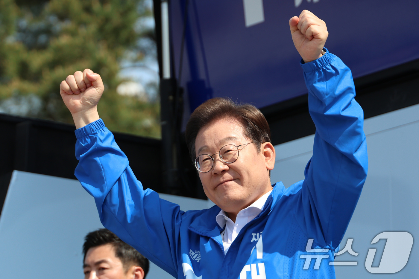 (화성=뉴스1) 안은나 기자 = 이재명 더불어민주당 대통령 후보가 제21대 대통령 선거 공식 선거운동 첫날인 12일 오후 경기 화성시 동탄 센트럴파크 음악분수중앙광장에서 집중유세에 …