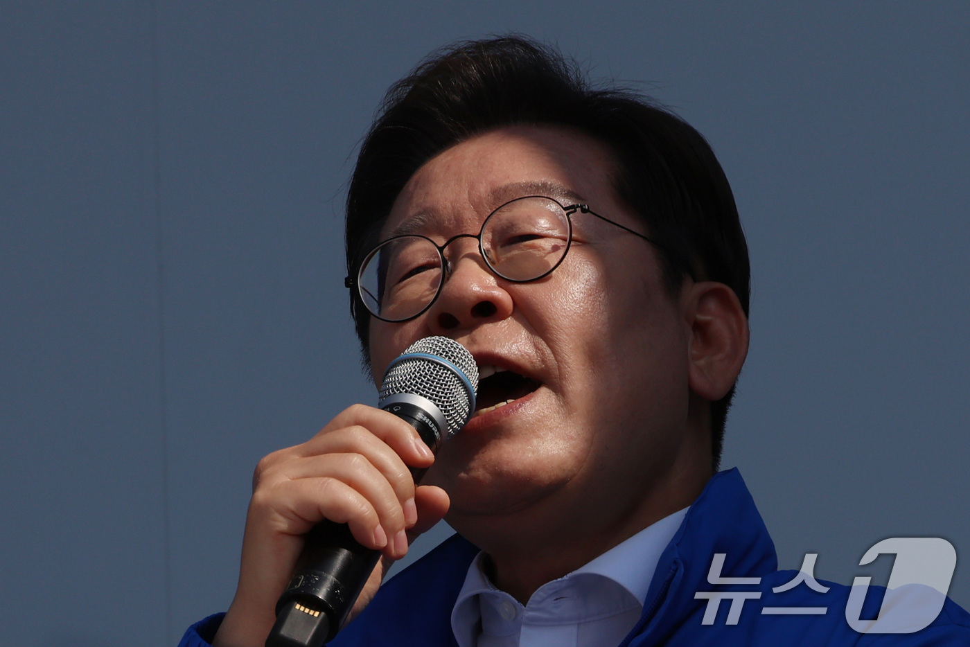 (화성=뉴스1) 안은나 기자 = 이재명 더불어민주당 대통령 후보가 제21대 대통령 선거 공식 선거운동 첫날인 12일 오후 경기 화성시 동탄 센트럴파크 음악분수중앙광장에서 집중유세에 …