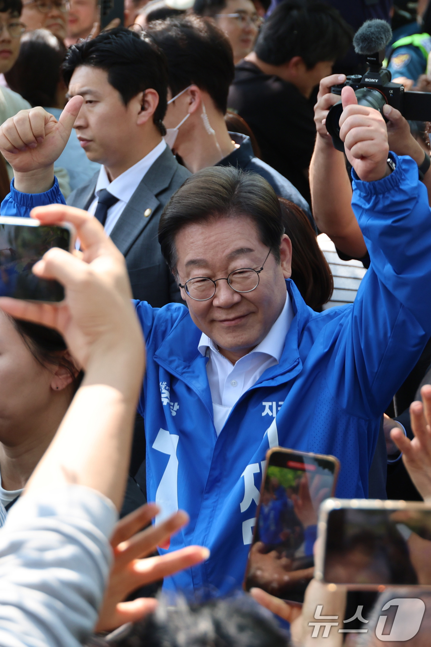 (화성=뉴스1) 안은나 기자 = 이재명 더불어민주당 대통령 후보가 제21대 대통령 선거 공식 선거운동 첫날인 12일 오후 경기 화성시 동탄 센트럴파크 음악분수중앙광장에서 집중유세에 …