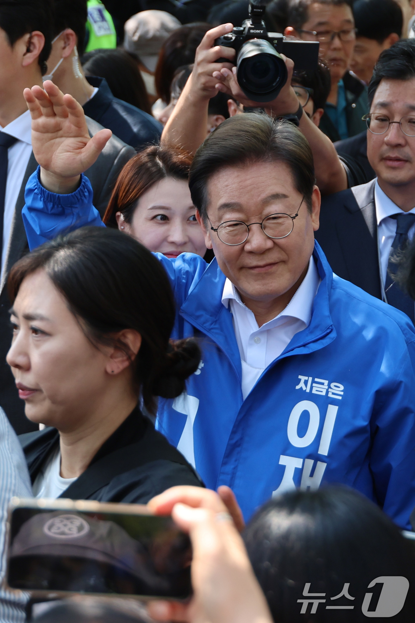 (화성=뉴스1) 안은나 기자 = 이재명 더불어민주당 대통령 후보가 제21대 대통령 선거 공식 선거운동 첫날인 12일 오후 경기 화성시 동탄 센트럴파크 음악분수중앙광장에서 집중유세에 …