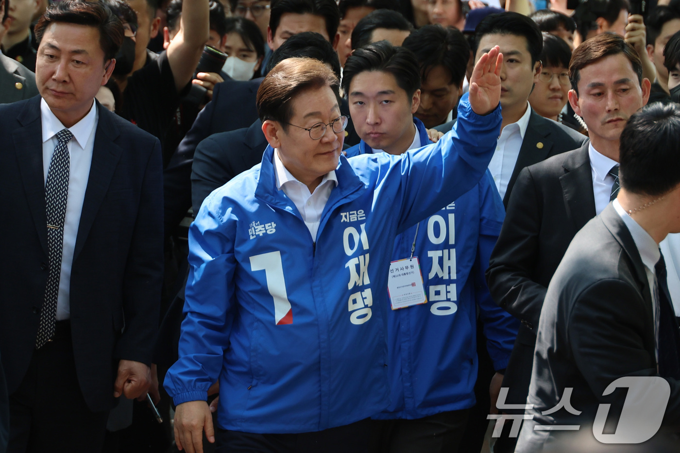 (화성=뉴스1) 안은나 기자 = 이재명 더불어민주당 대통령 후보가 제21대 대통령 선거 공식 선거운동 첫날인 12일 오후 경기 화성시 동탄 센트럴파크 음악분수중앙광장에서 집중유세에 …