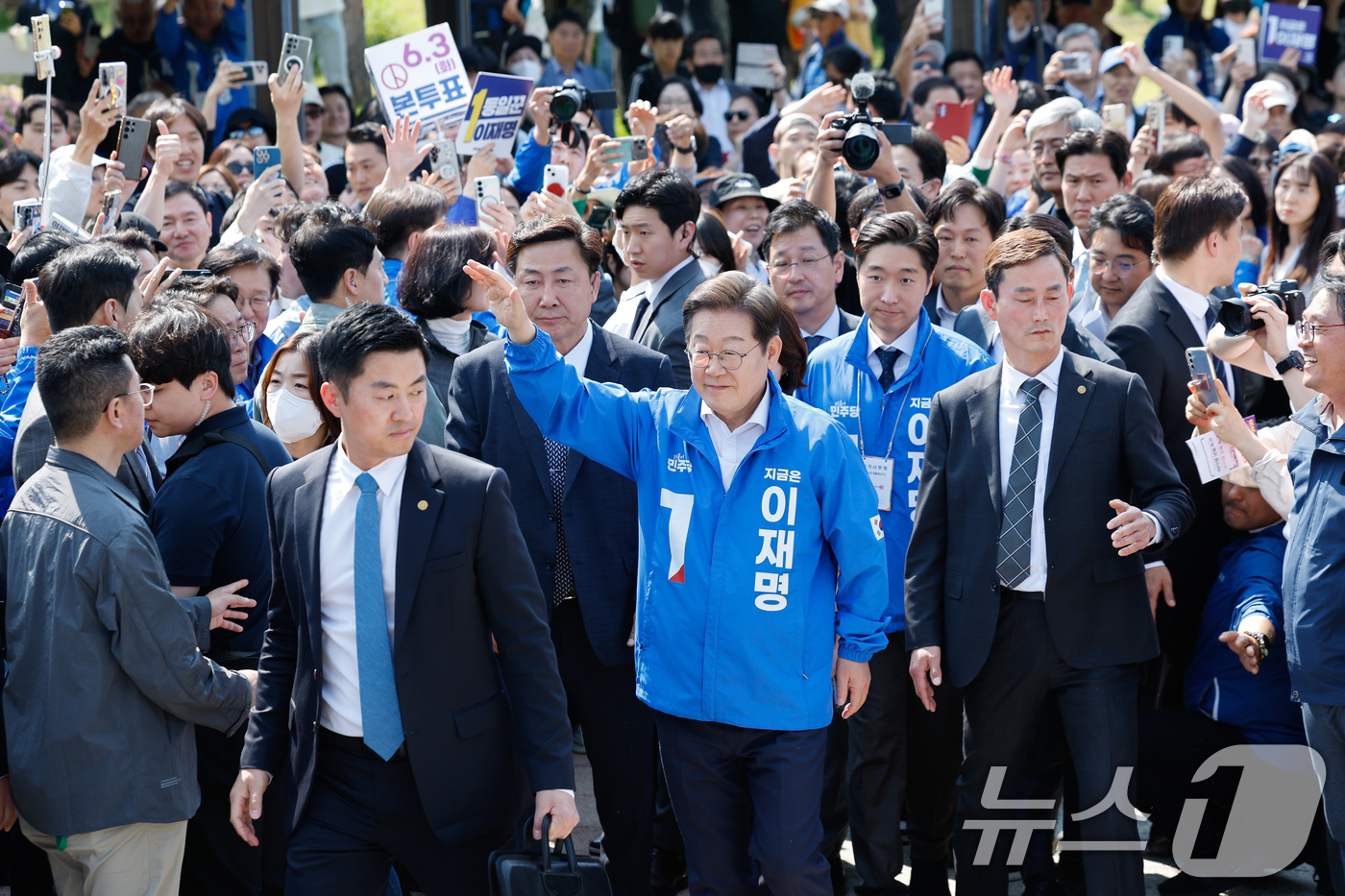 (화성=뉴스1) 안은나 기자 = 이재명 더불어민주당 대통령 후보가 제21대 대통령 선거 공식 선거운동 첫날인 12일 오후 경기 화성시 동탄 센트럴파크 음악분수중앙광장에 유세를 위해 …
