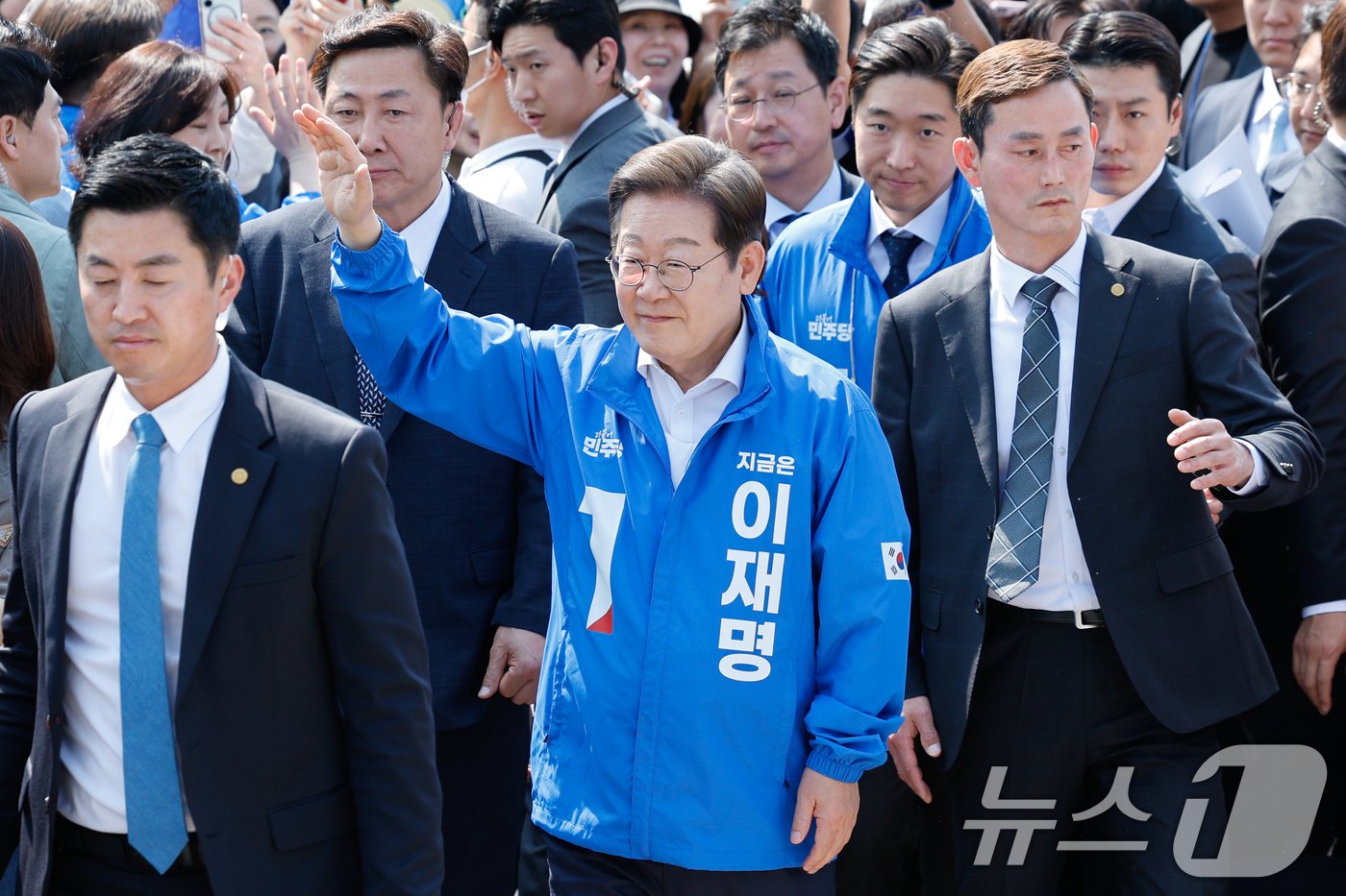 (화성=뉴스1) 안은나 기자 = 이재명 더불어민주당 대통령 후보가 제21대 대통령 선거 공식 선거운동 첫날인 12일 오후 경기 화성시 동탄 센트럴파크 음악분수중앙광장에 유세를 위해 …