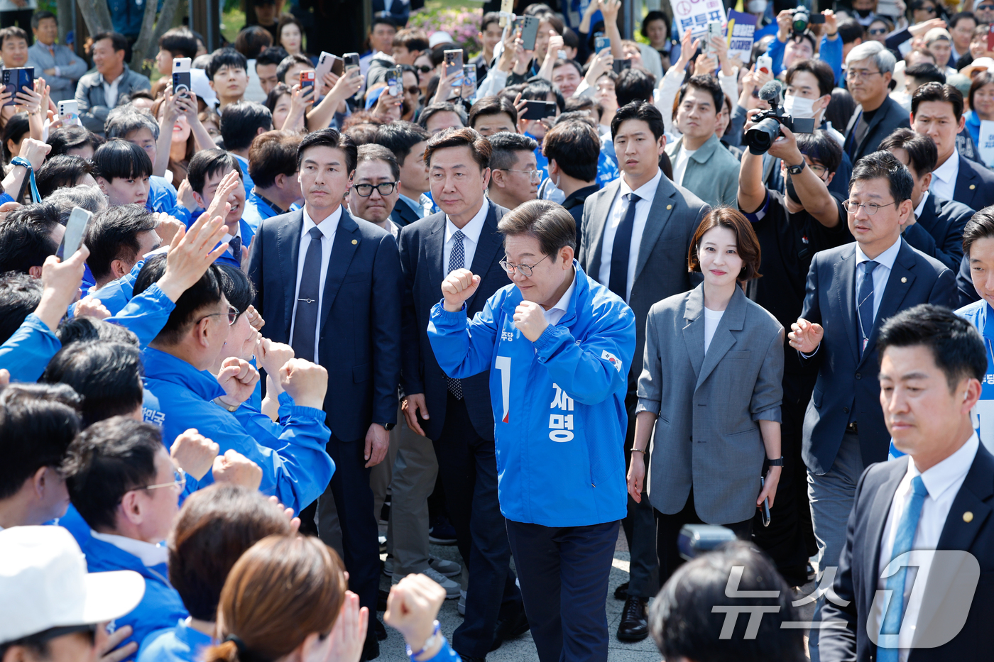 (화성=뉴스1) 안은나 기자 = 이재명 더불어민주당 대통령 후보가 제21대 대통령 선거 공식 선거운동 첫날인 12일 오후 경기 화성시 동탄 센트럴파크 음악분수중앙광장에 유세를 위해 …