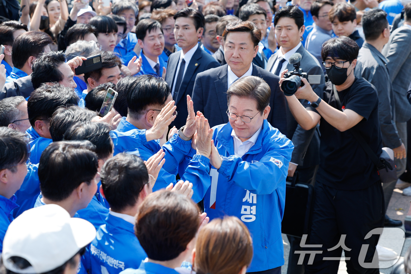 (화성=뉴스1) 안은나 기자 = 이재명 더불어민주당 대통령 후보가 제21대 대통령 선거 공식 선거운동 첫날인 12일 오후 경기 화성시 동탄 센트럴파크 음악분수중앙광장에 유세를 위해 …