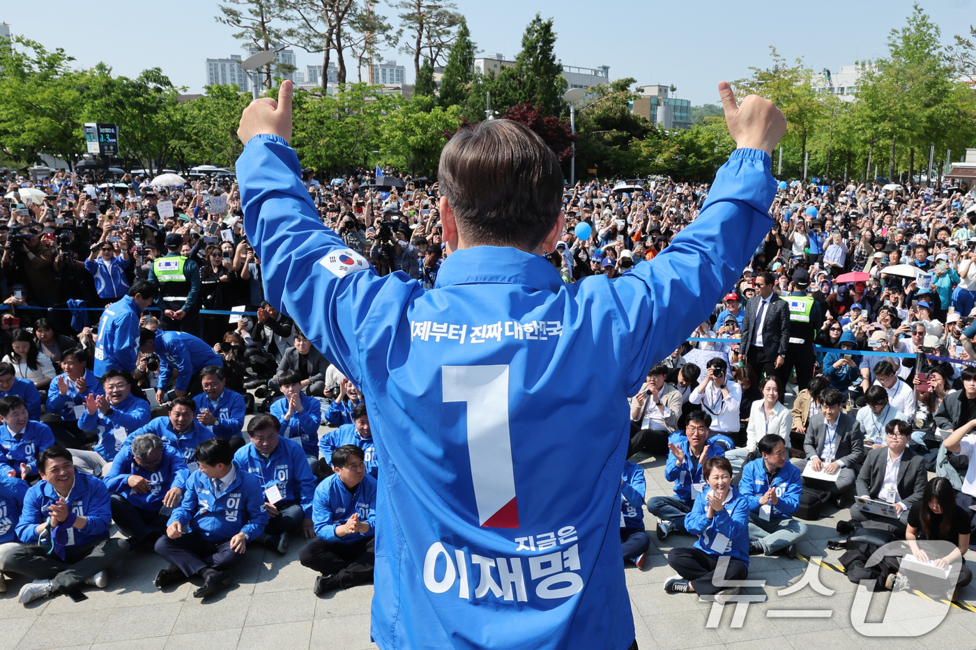 (화성=뉴스1) 안은나 기자 = 이재명 더불어민주당 대통령 후보가 제21대 대통령 선거 공식 선거운동 첫날인 12일 오후 경기 화성시 동탄 센트럴파크 음악분수중앙광장에서 연설에 앞 …