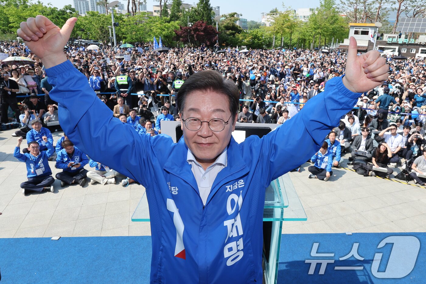 본문 이미지 - 이재명 더불어민주당 대통령 후보가 제21대 대통령 선거 공식 선거운동 첫날인 12일 오후 경기 화성시 동탄 센트럴파크 음악분수중앙광장에서 연설에 앞서 인사하고 있다. ⓒ News1 안은나 기자