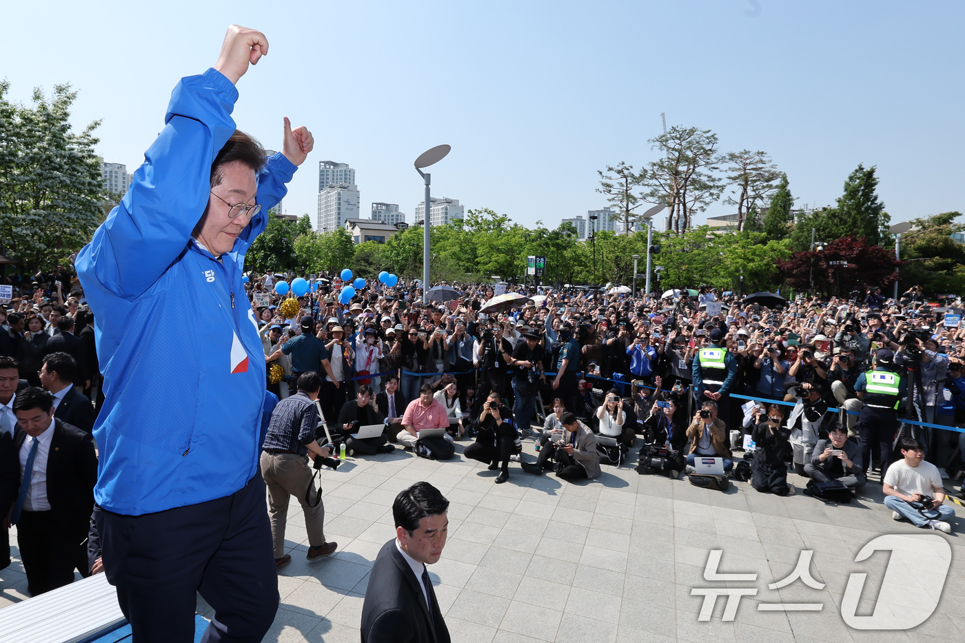 (화성=뉴스1) 안은나 기자 = 이재명 더불어민주당 대통령 후보가 제21대 대통령 선거 공식 선거운동 첫날인 12일 오후 경기 화성시 동탄 센트럴파크 음악분수중앙광장에 유세를 위해 …