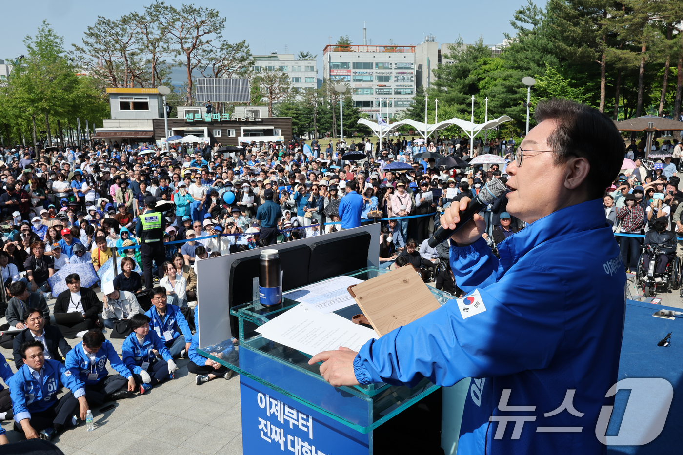 (화성=뉴스1) 안은나 기자 = 이재명 더불어민주당 대통령 후보가 제21대 대통령 선거 공식 선거운동 첫날인 12일 오후 경기 화성시 동탄 센트럴파크 음악분수중앙광장에서 연설하고 …