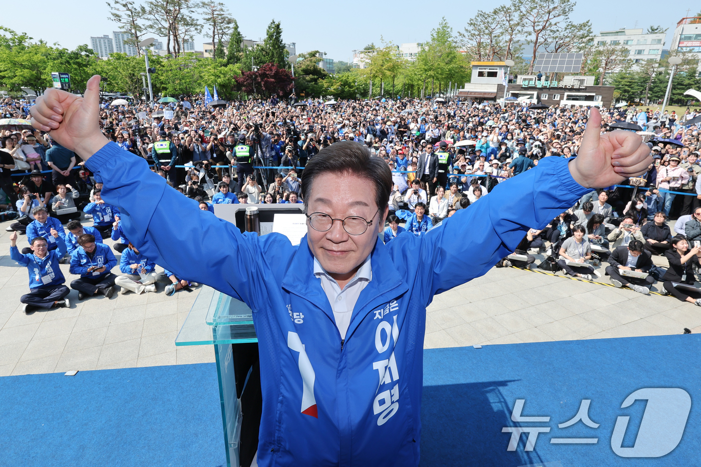 (화성=뉴스1) 안은나 기자 = 이재명 더불어민주당 대통령 후보가 제21대 대통령 선거 공식 선거운동 첫날인 12일 오후 경기 화성시 동탄 센트럴파크 음악분수중앙광장에서 연설에 앞 …