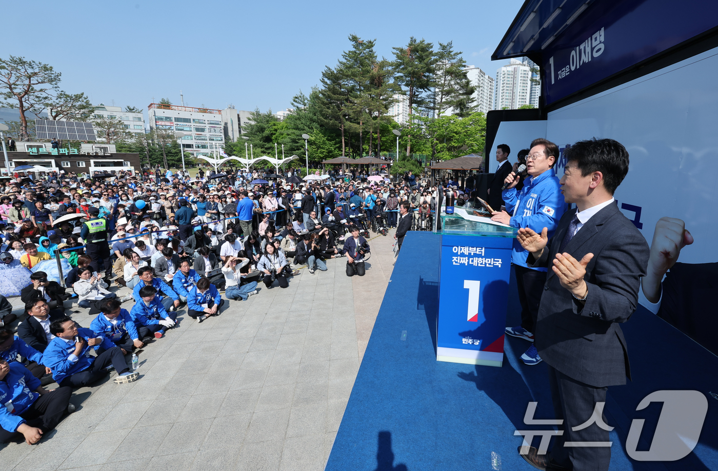 (화성=뉴스1) 안은나 기자 = 이재명 더불어민주당 대통령 후보가 제21대 대통령 선거 공식 선거운동 첫날인 12일 오후 경기 화성시 동탄 센트럴파크 음악분수중앙광장에서 연설하고 …