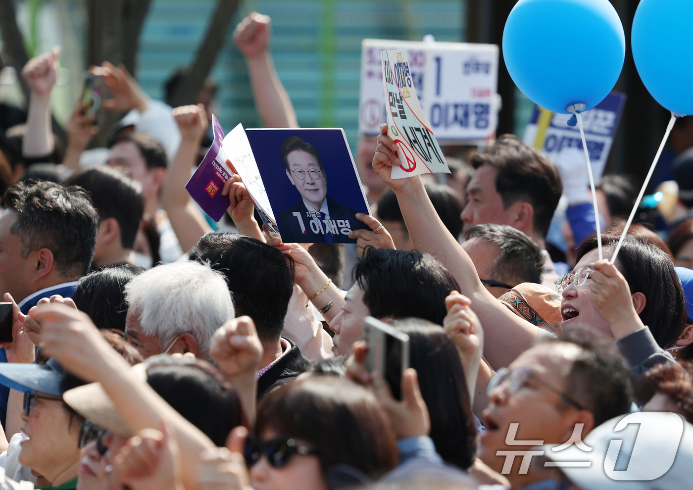 (화성=뉴스1) 안은나 기자 = 이재명 더불어민주당 대통령 후보가 제21대 대통령 선거 공식 선거운동 첫날인 12일 오후 경기 화성시 동탄 센트럴파크 음악분수중앙광장에서 집중유세를 …