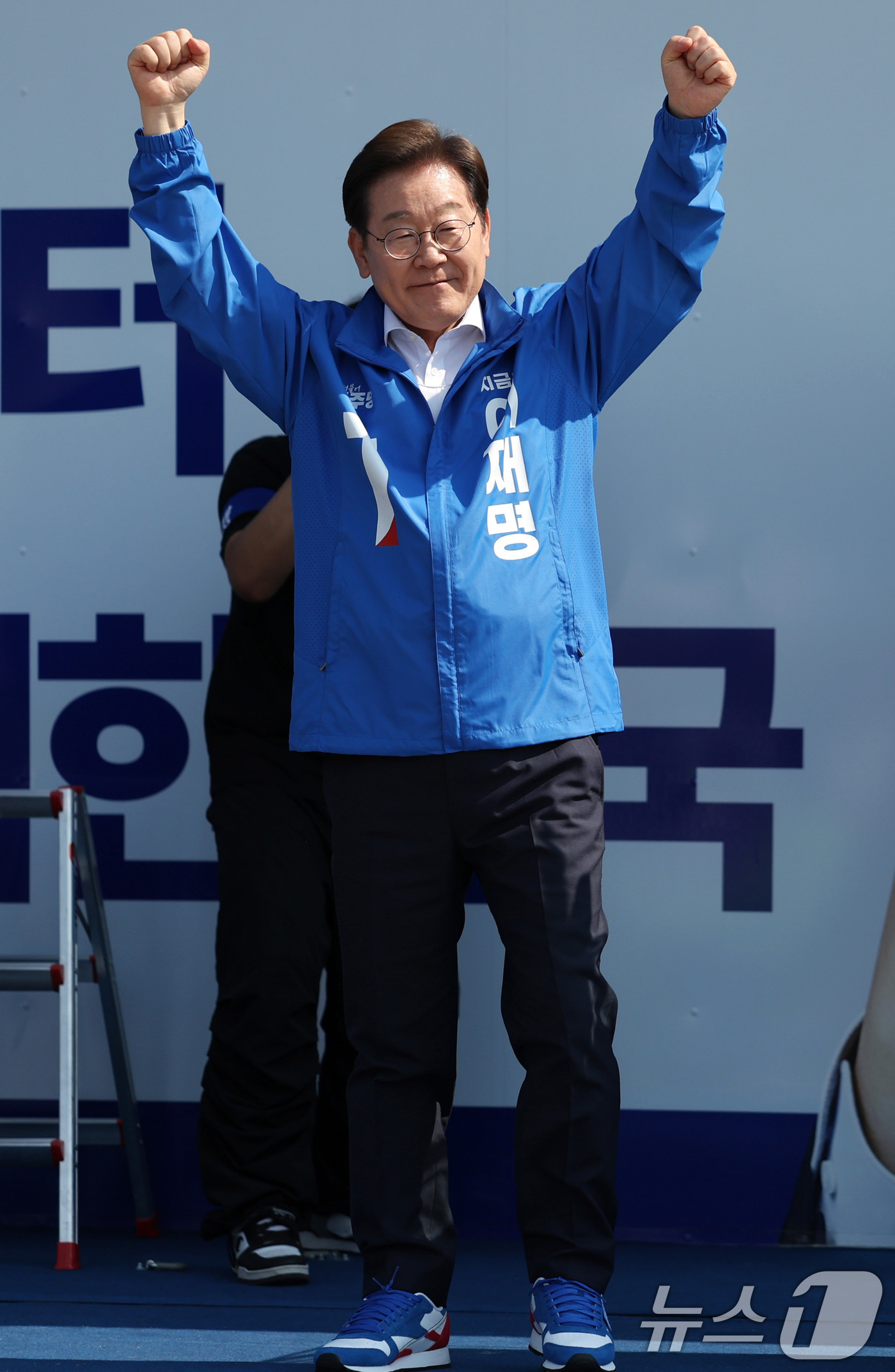 (화성=뉴스1) 안은나 기자 = 이재명 더불어민주당 대통령 후보가 제21대 대통령 선거 공식 선거운동 첫날인 12일 오후 경기 화성시 동탄 센트럴파크 음악분수중앙광장에서 열린 집중 …