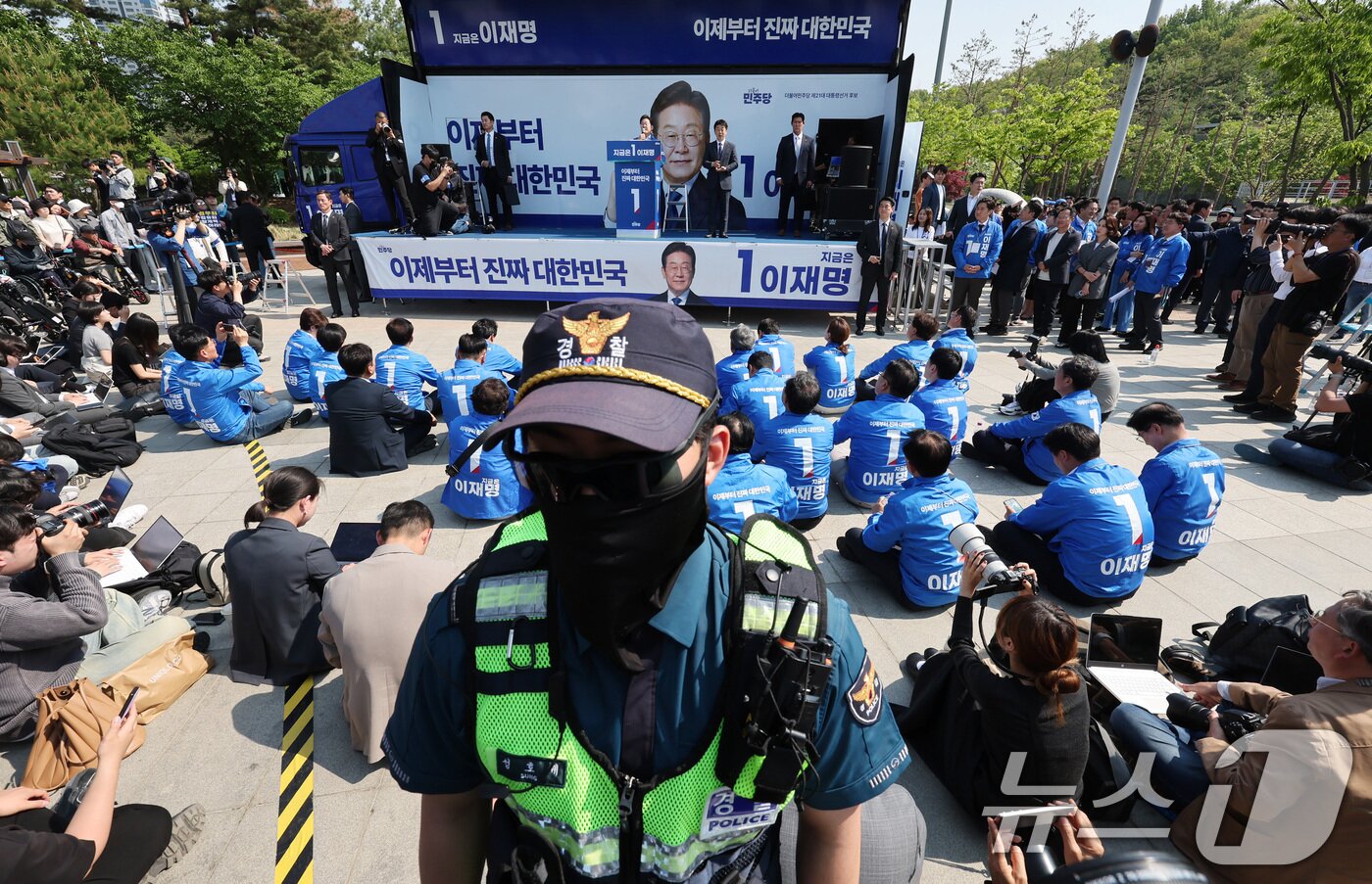 본문 이미지 - 이재명 더불어민주당 대통령 후보가 제21대 대통령 선거 공식 선거운동 첫날인 12일 오후 경기 화성시 동탄 센트럴파크 음악분수중앙광장에서 집중유세를 벌이는 가운데 경찰이 경계근무를 서고 있다. &#40;공동취재&#41; 2025.5.12/뉴스1 ⓒ News1 안은나 기자