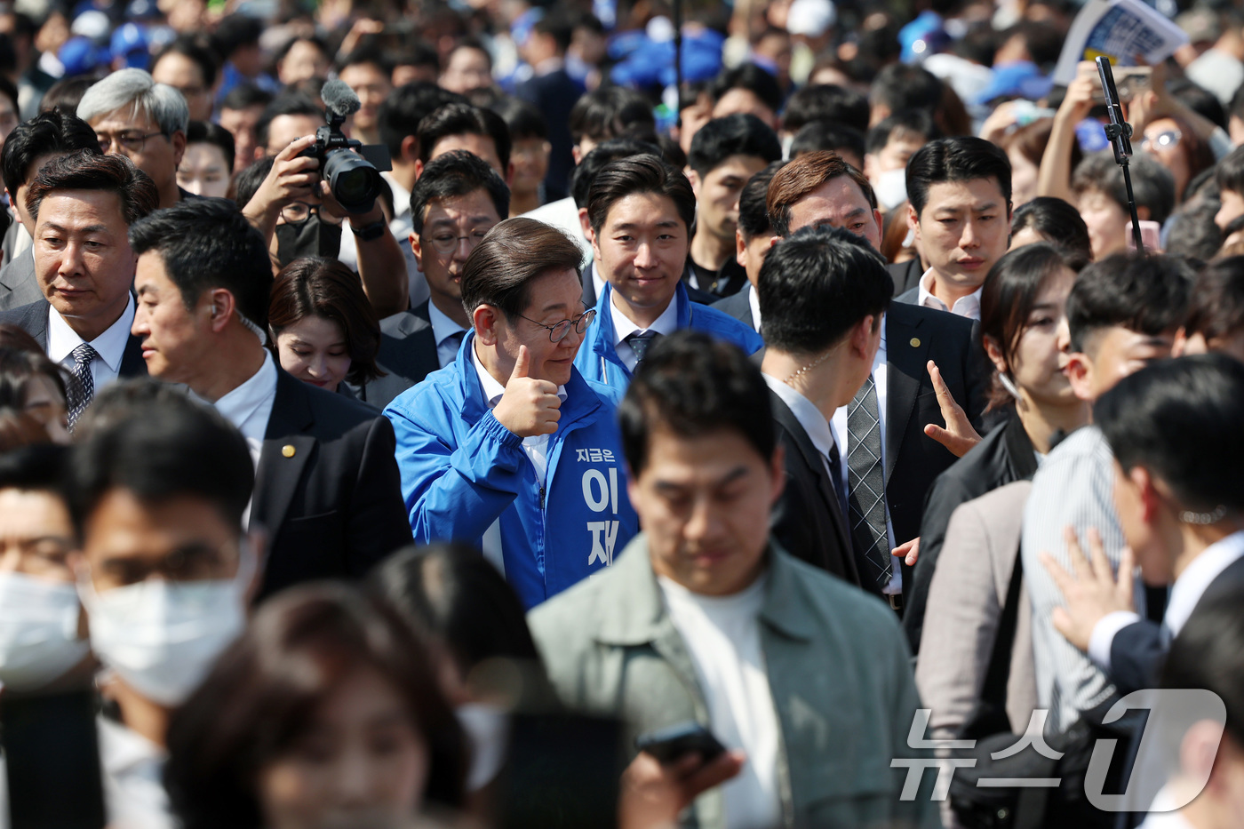 (화성=뉴스1) 안은나 기자 = 이재명 더불어민주당 대통령 후보가 제21대 대통령 선거 공식 선거운동 첫날인 12일 오후 경기 화성시 동탄 센트럴파크 음악분수중앙광장에서 열린 집중 …