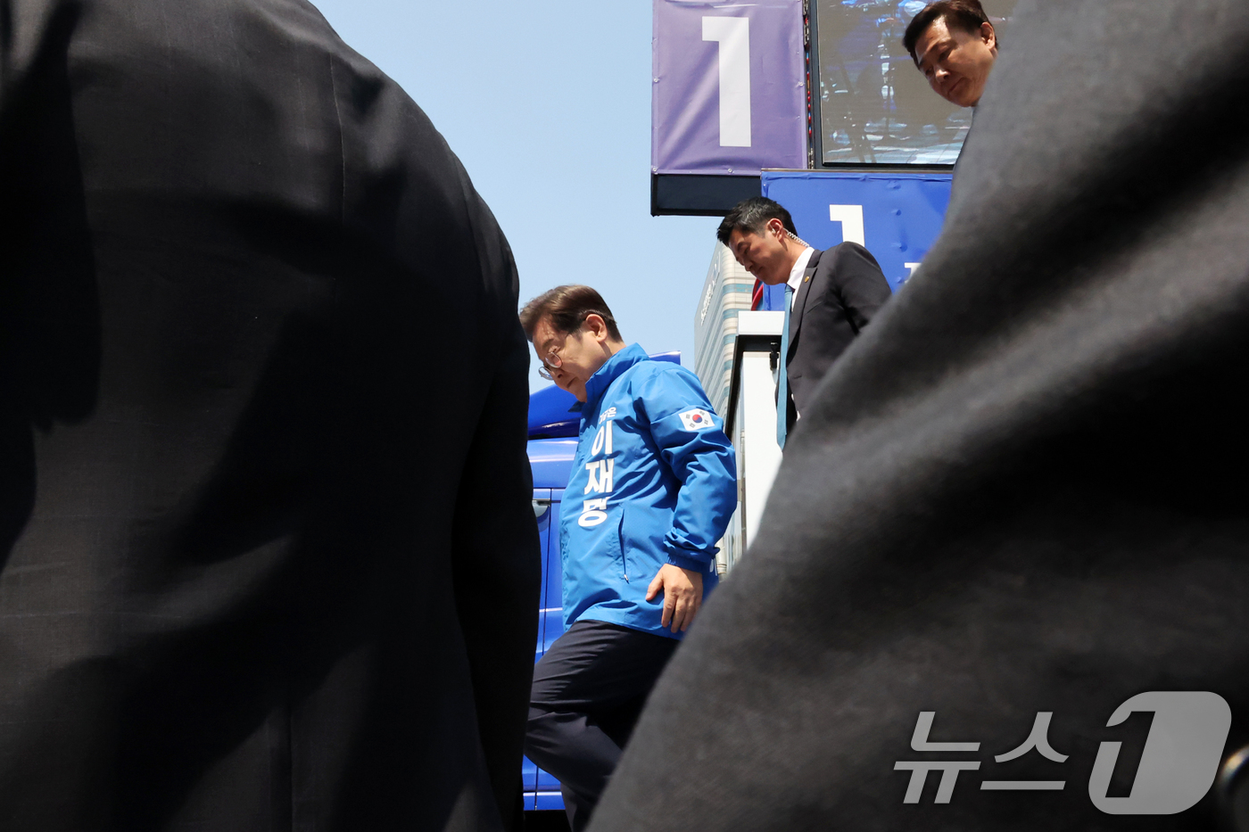 (화성=뉴스1) 안은나 기자 = 이재명 더불어민주당 대통령 후보가 제21대 대통령 선거 공식 선거운동 첫날인 12일 오후 경기 화성시 동탄 센트럴파크 음악분수중앙광장에 유세를 마친 …