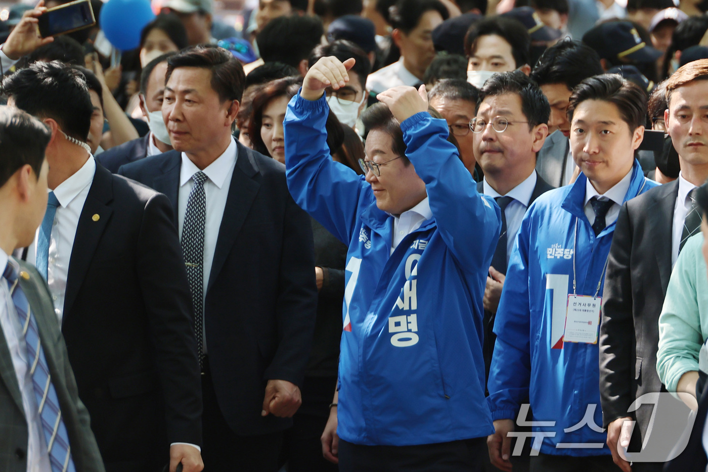 (화성=뉴스1) 안은나 기자 = 이재명 더불어민주당 대통령 후보가 제21대 대통령 선거 공식 선거운동 첫날인 12일 오후 경기 화성시 동탄 센트럴파크 음악분수중앙광장에서 열린 집중 …