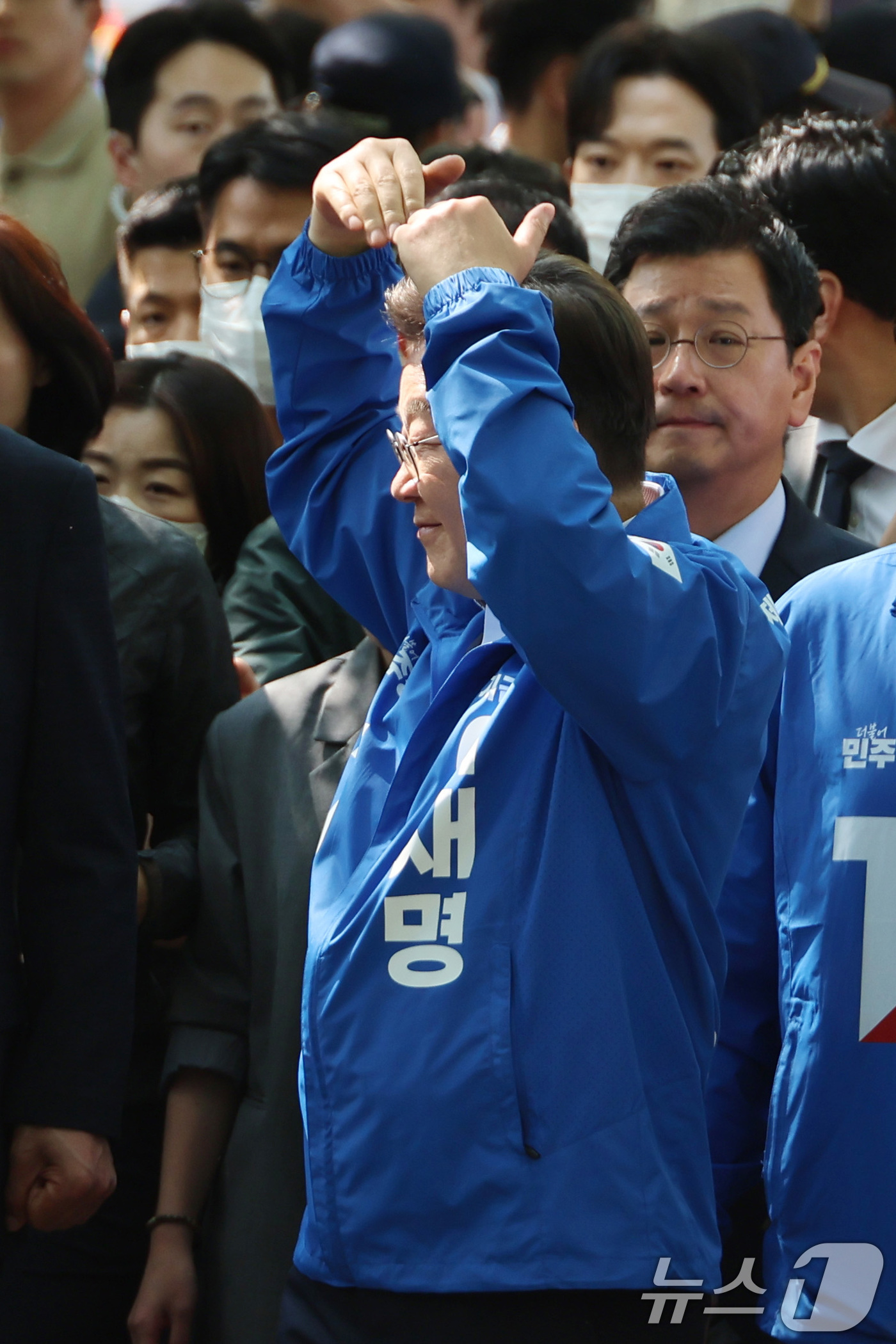 (화성=뉴스1) 안은나 기자 = 이재명 더불어민주당 대통령 후보가 제21대 대통령 선거 공식 선거운동 첫날인 12일 오후 경기 화성시 동탄 센트럴파크 음악분수중앙광장에서 열린 집중 …