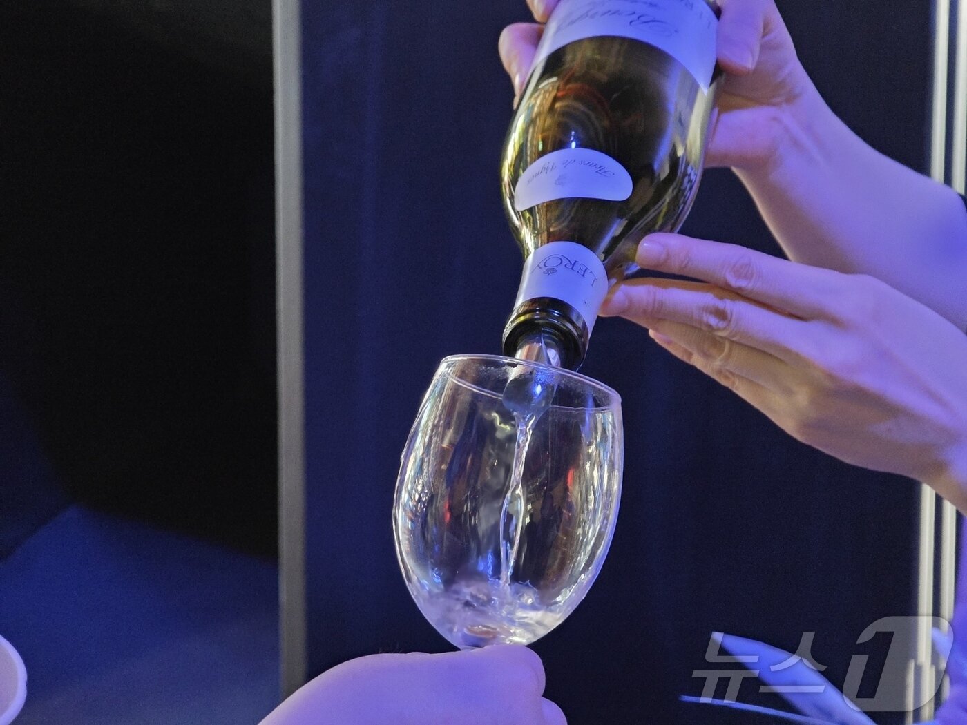 본문 이미지 - 하이트진로가 12일 서울 마포구의 한 와인바에서 와인 사업자 대상 B2B 시음회를 진행했다. 하이트진로 측 관계자가 메종 르로아 부르고뉴 플뢰르 드 비뉴를 따르고 있다. ⓒ News1 이형진 기자