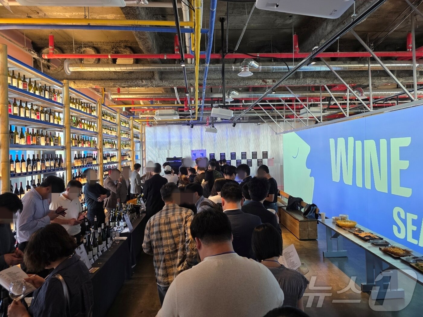 본문 이미지 - 하이트진로가 12일 서울 마포구의 한 와인바에서 와인 사업자 대상 B2B 시음회를 진행했다. 메종 르로아 부르고뉴 플뢰르 드 비뉴를 시음하기 위해 참가자들이 줄을 서 있다. ⓒ News1 이형진 기자