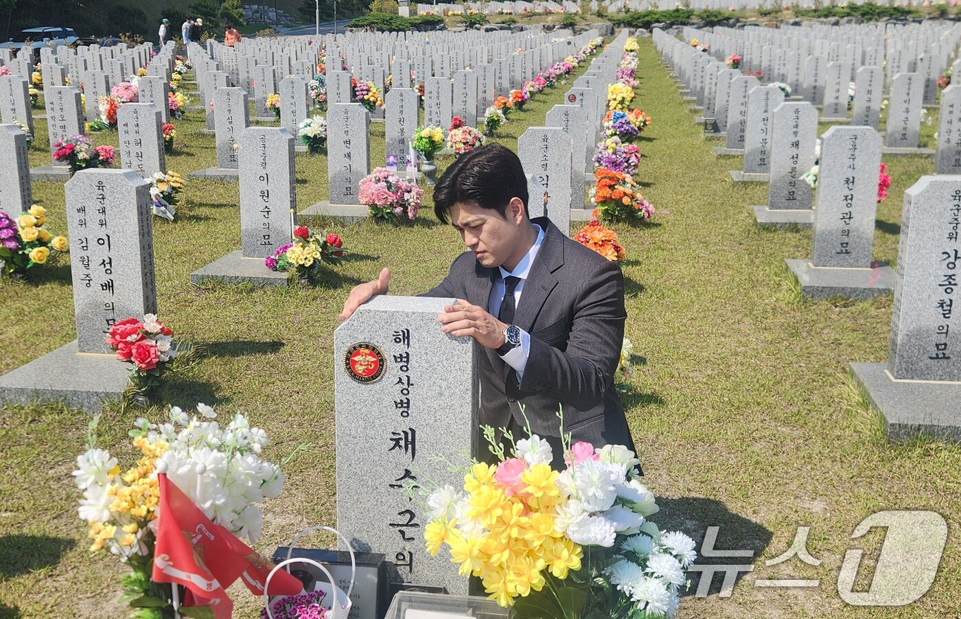 본문 이미지 - 국민의힘 비상대책위원장에 내정된 김용태 의원이 12일 대전 유성구 국립대전현충원을 찾아 채 상병 묘역을 참배하고 있다. &#40;국민의힘 제공. 재판매 및 DB 금지&#41; 2025.5.12/뉴스1