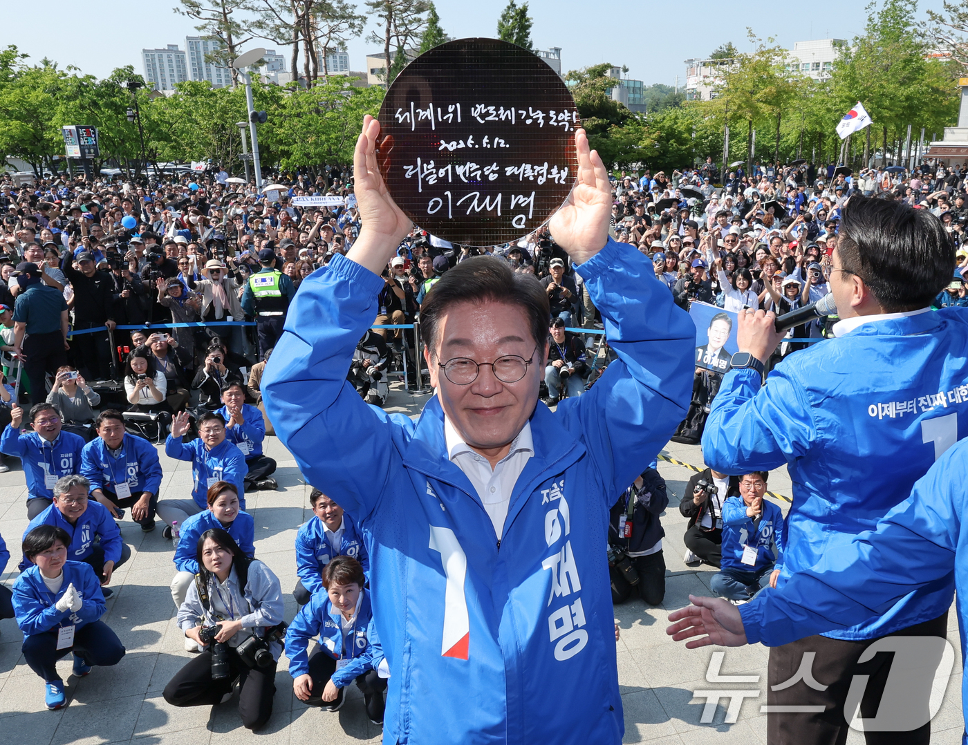 (화성=뉴스1) 안은나 기자 = 이재명 더불어민주당 대통령 후보가 제21대 대통령 선거 공식 선거운동 첫날인 12일 오후 경기 화성시 동탄 센트럴파크 음악분수중앙광장에서 '세계 1 …