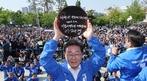 반도체 웨이퍼 든 이재명