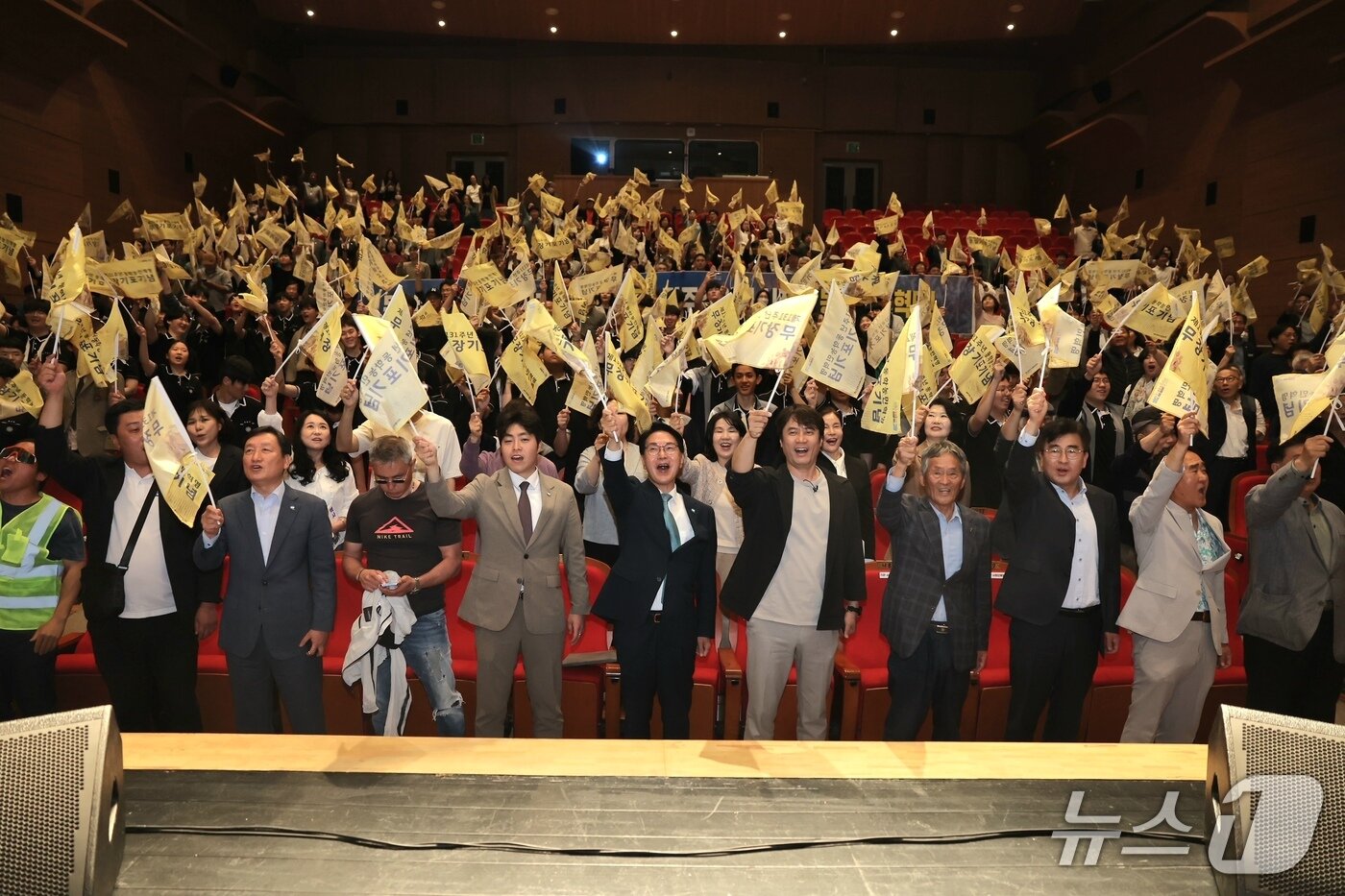 본문 이미지 - &#40;사&#41;고창동학농민혁명기념사업회 주관으로 황현필 강사 초청 특강이 12일 고창문화의전당에서 개최됐다. 특강에 앞서 참석자들이 동학농민혁명 제131주년을 맞아 무장기포의 역사적 의의를 되새기는 퍼포먼스를 하고있다.&#40;고창군 제공, 재판매 및 DB금지&#41;