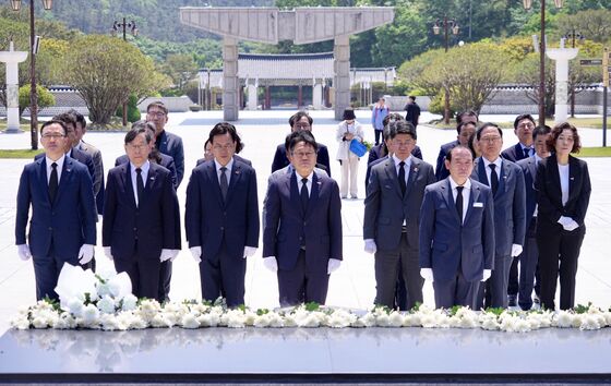 강기정 시장, 실국장단과 5·18민주묘지 참배…"오월 손님맞이 최선"