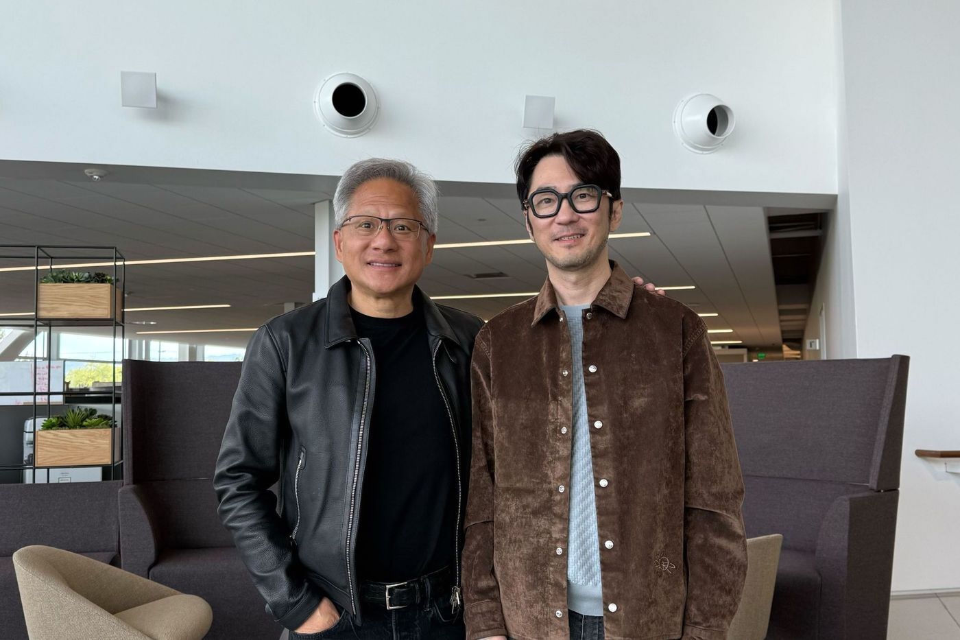 본문 이미지 - 김창한 크래프톤 대표가 이달 10일(현지시간) 젠슨 황 엔비디아 최고경영자(CEO)와 만나 게임과 인공지능(AI) 분야 협력 강화 방안을 논의했다.(크래프톤 링크드인 갈무리)2025.4.11/뉴스1