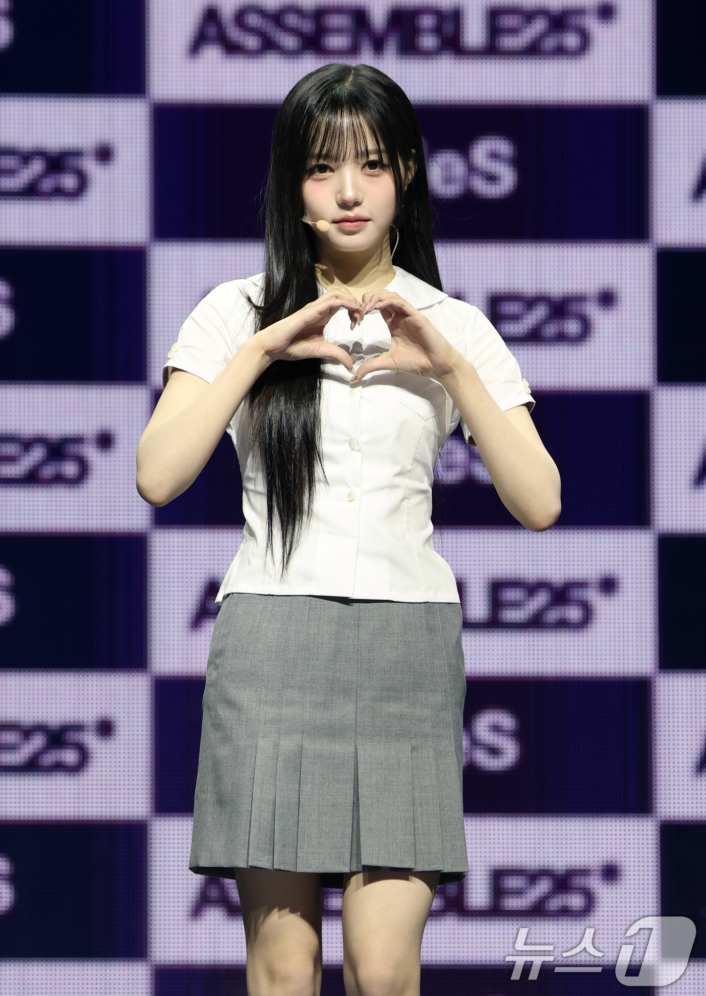 (서울=뉴스1) 권현진 기자 = 그룹 트리플에스(tripleS) 김채원이 12일 서울 용산구의 블루스퀘어에서 가진 새 앨범 'ASSEMBLE 25(어셈블25)' 쇼케이스에서 포즈를 …