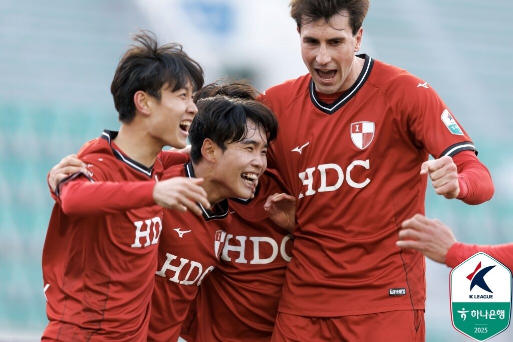 본문 이미지 - 승격을 꿈꾸는 부산 아이파크. 조성환 감독은 &#39;리그는 마라톤&#39;이라면서 꾸준한 레이스를 강조했다. &#40;한국프로축구연맹 제공&#41;