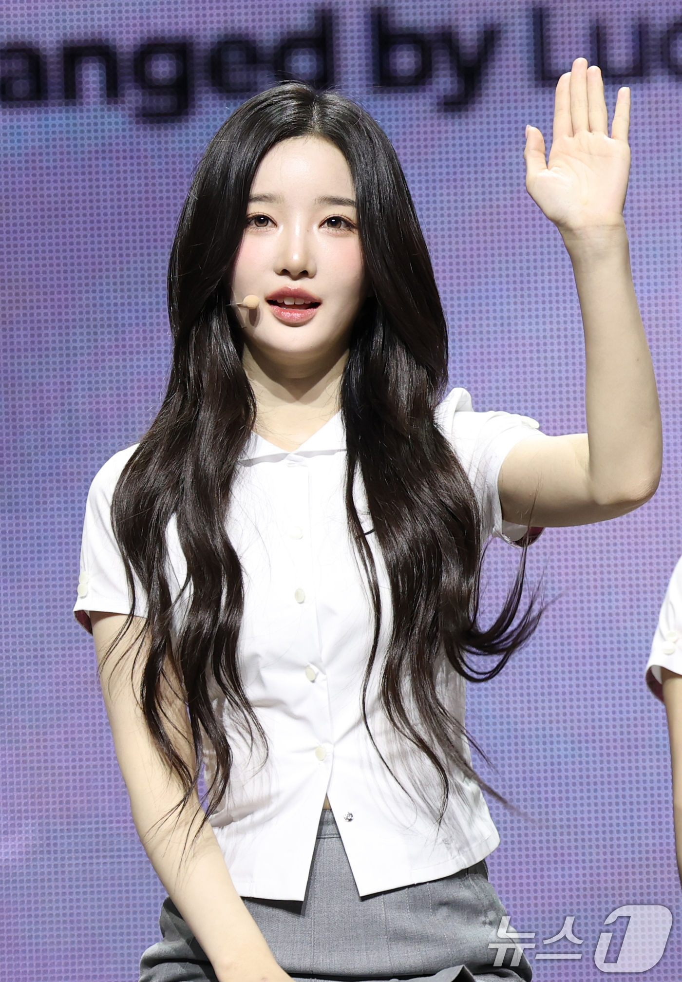 (서울=뉴스1) 권현진 기자 = 그룹 트리플에스(tripleS) 김유연이 12일 서울 용산구의 블루스퀘어에서 가진 새 앨범 'ASSEMBLE 25(어셈블25)' 쇼케이스에서 손을 …