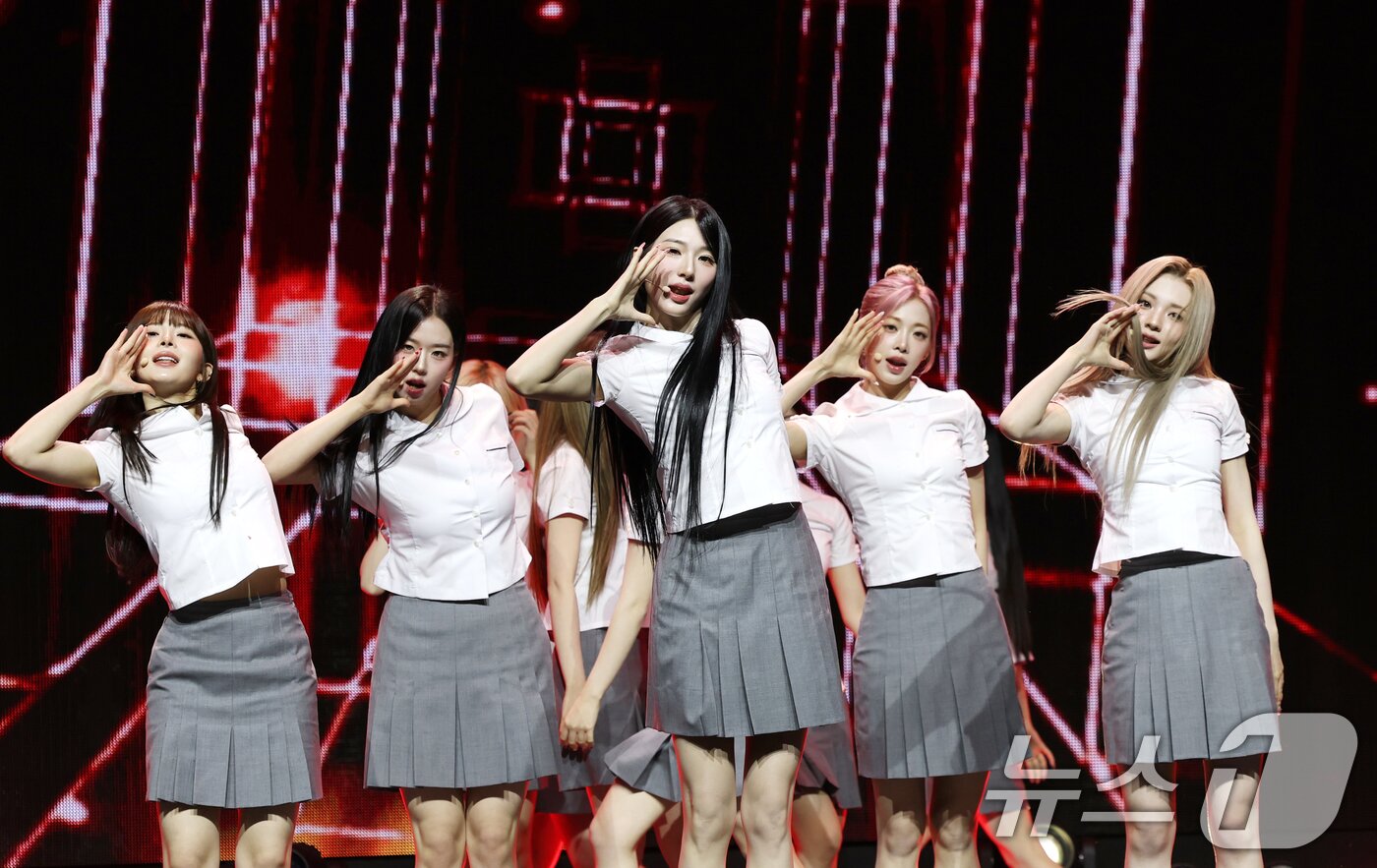 본문 이미지 - 그룹 트리플에스(tripleS)가 12일 서울 용산구의 블루스퀘어에서 가진 새 앨범 'ASSEMBLE 25(어셈블25)' 쇼케이스에서 타이틀 곡을 선보이고 있다. 2025.5.12/뉴스1 ⓒ News1 권현진 기자